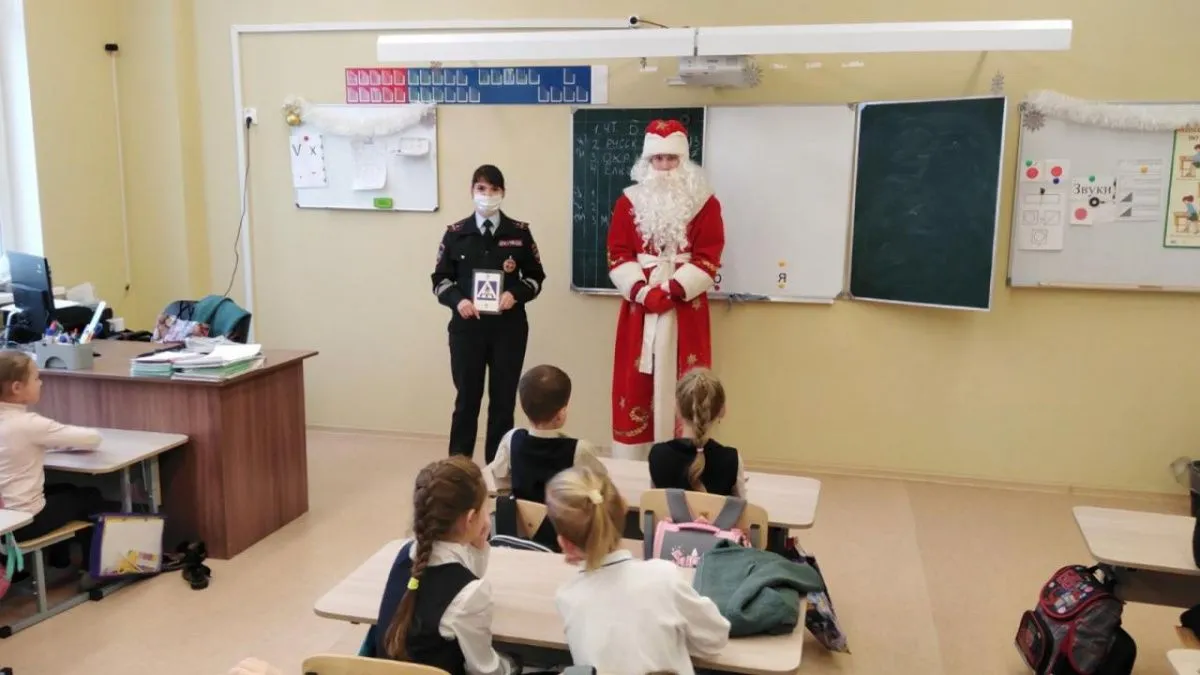 Полицейский Дед Мороз побывал в Чайковской школе «НьюТон»