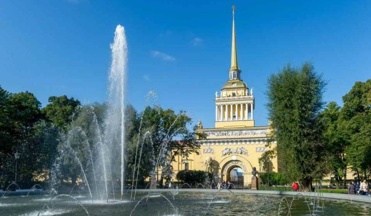 Фонтаны Петербурга продолжат работать в период белых ночей