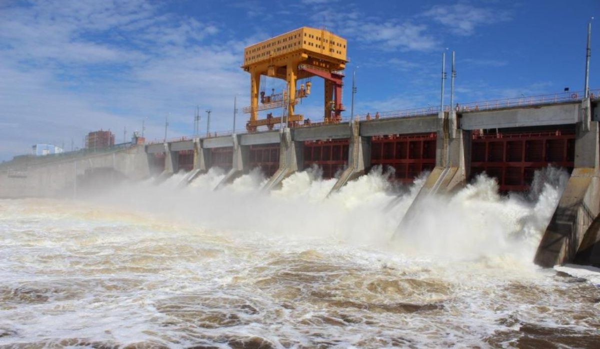 Воткинская ГЭС открыла затворы водосливной плотины