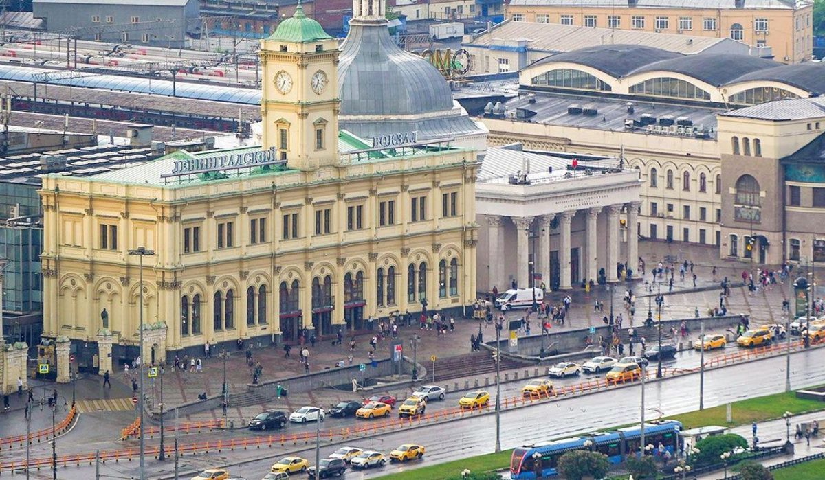 Начались работы по обновлению кровли Ленинградского вокзала в Москве