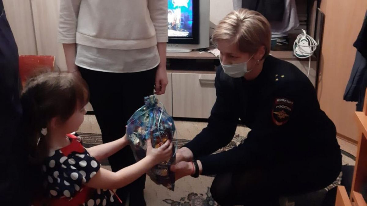 Чайковские правоохранители и общественники навестили детей, нуждающихся в поддержке 