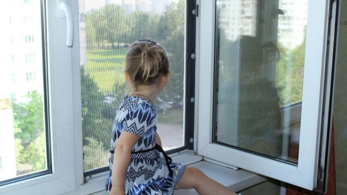В Чайковском ребёнок разбился насмерть, выпав из окна. Правоохранители бьют тревогу