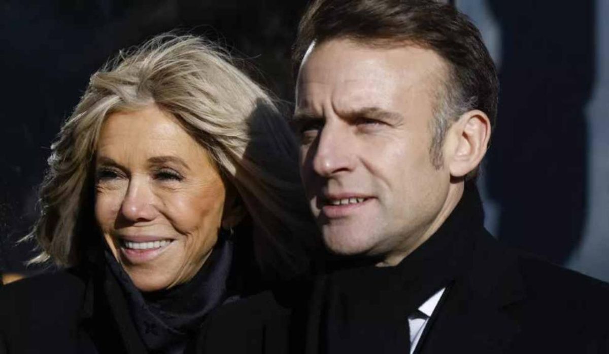 Жена Макрона публично дала ему пощечину