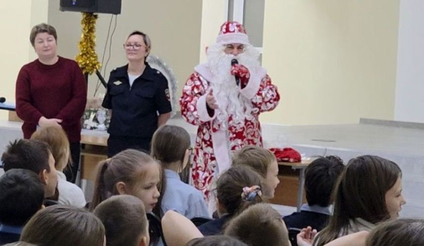 "Полицейский Дед Мороз" посетил школьников в Чайковском