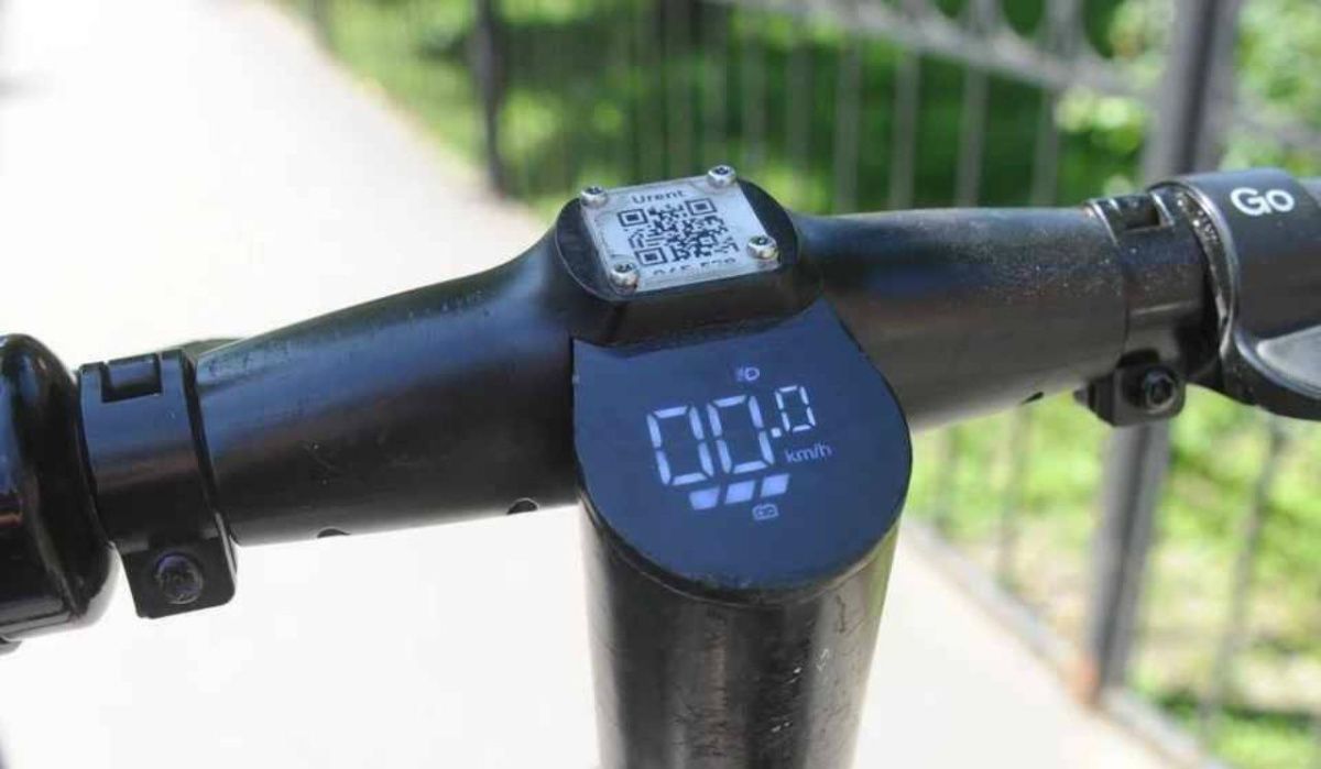 В Петербурге ввели запретные зоны для курьеров на электросамокатах и велосипедах