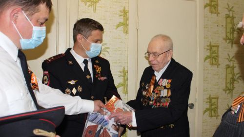 В День Победы чайковские стражи порядка поздравили ветерана Великой Отечественной войны