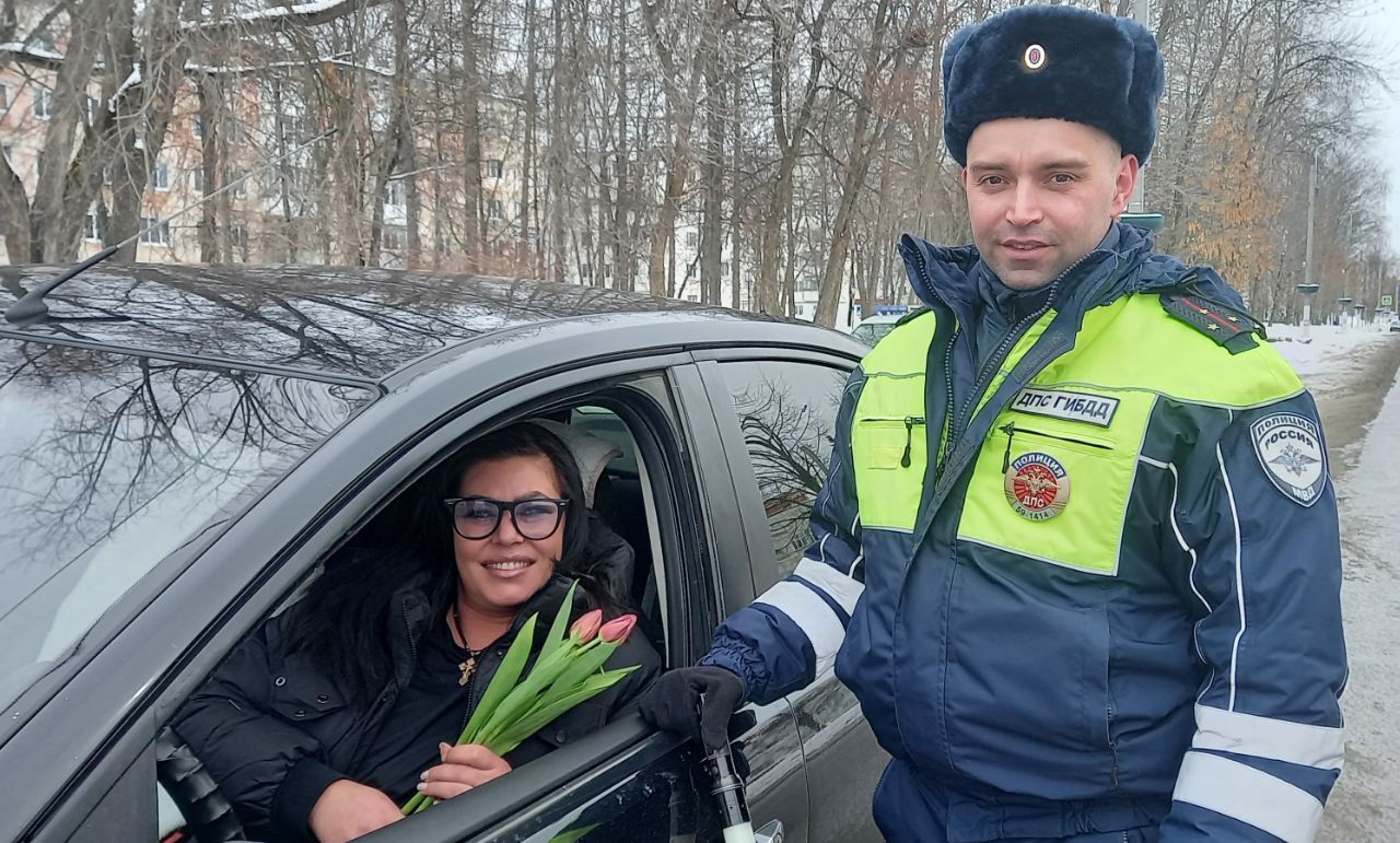 В Чайковском стражи вручали цветы автоледи