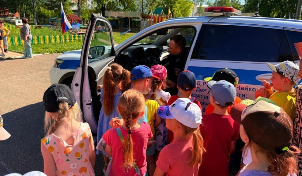 В Чайковском инспекторы ГИБДД и общественники знакомят дошкольников с ПДД