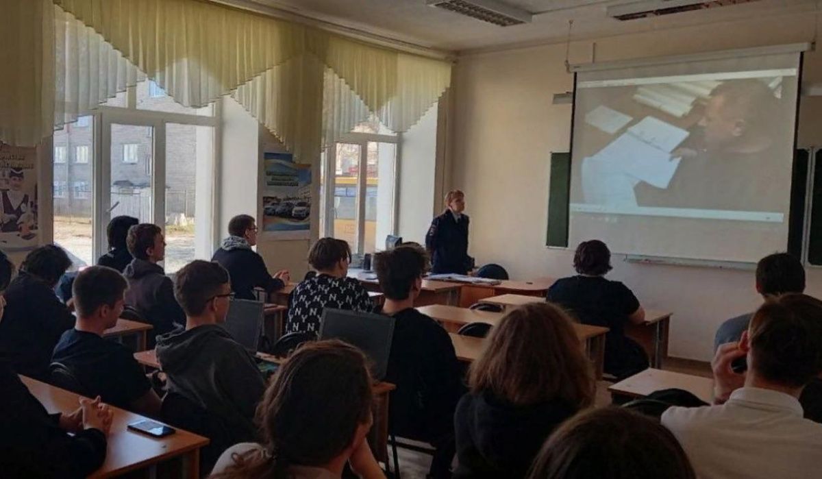 В Чайковском автоинспекторы напомнили студентам правила безопасности 