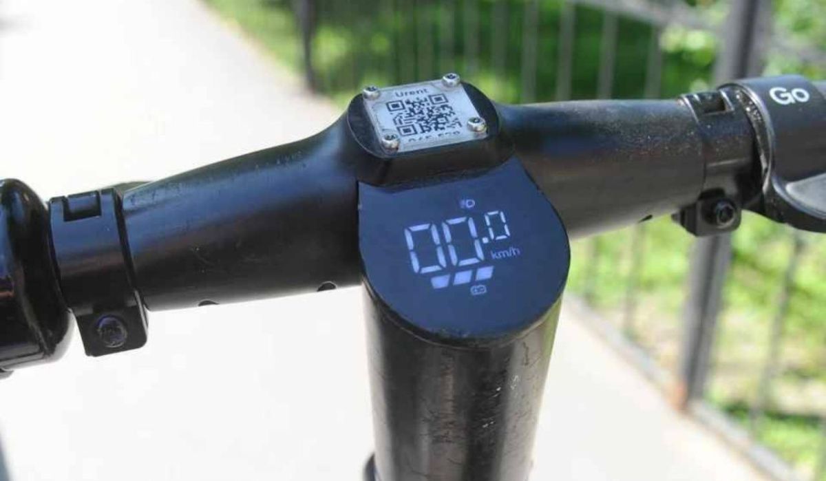 Курьерам на самокатах и байках закрыли доступ в парки и центр Петербурга