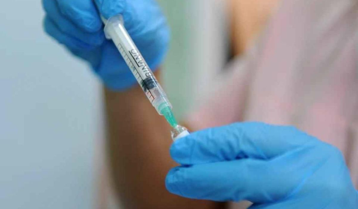 В Петербурге у метро начали работу мобильные пункты вакцинации от гриппа