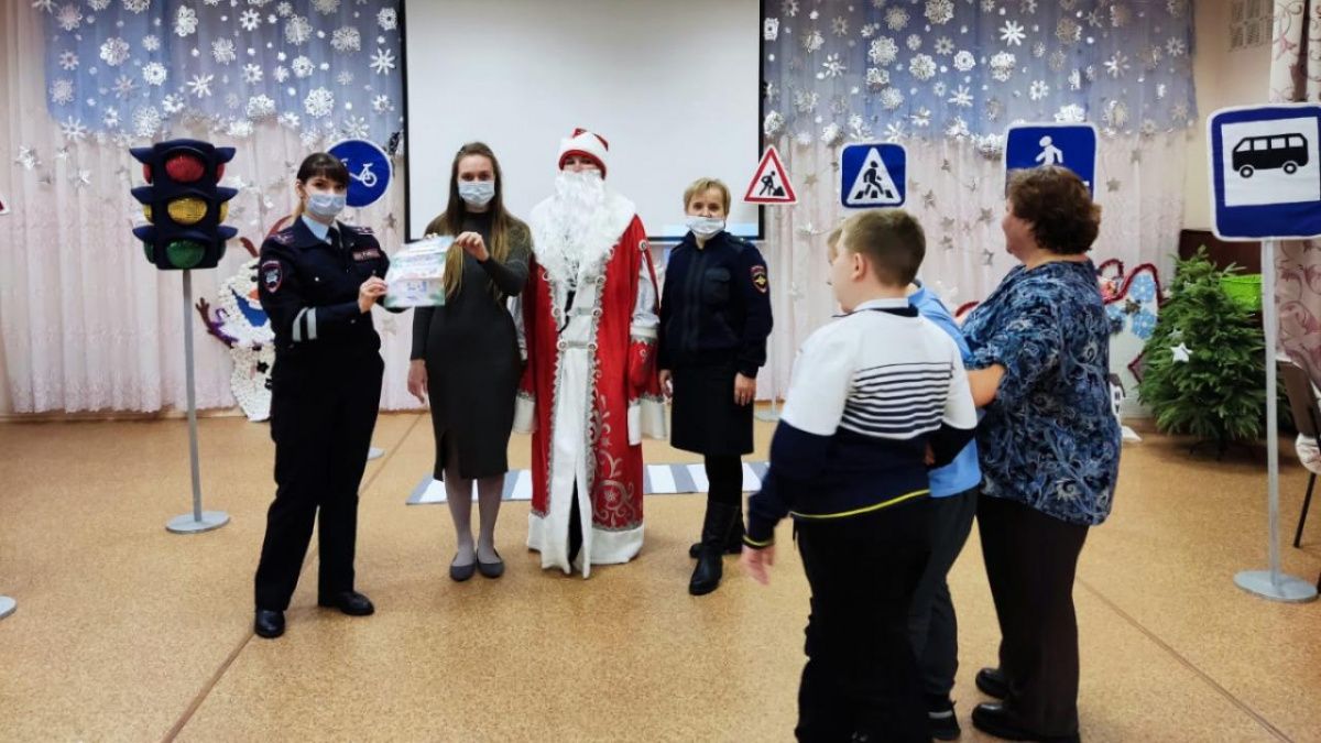 В Чайковском полицейские и общественники присоединились к акции «Полицейский Дед Мороз»