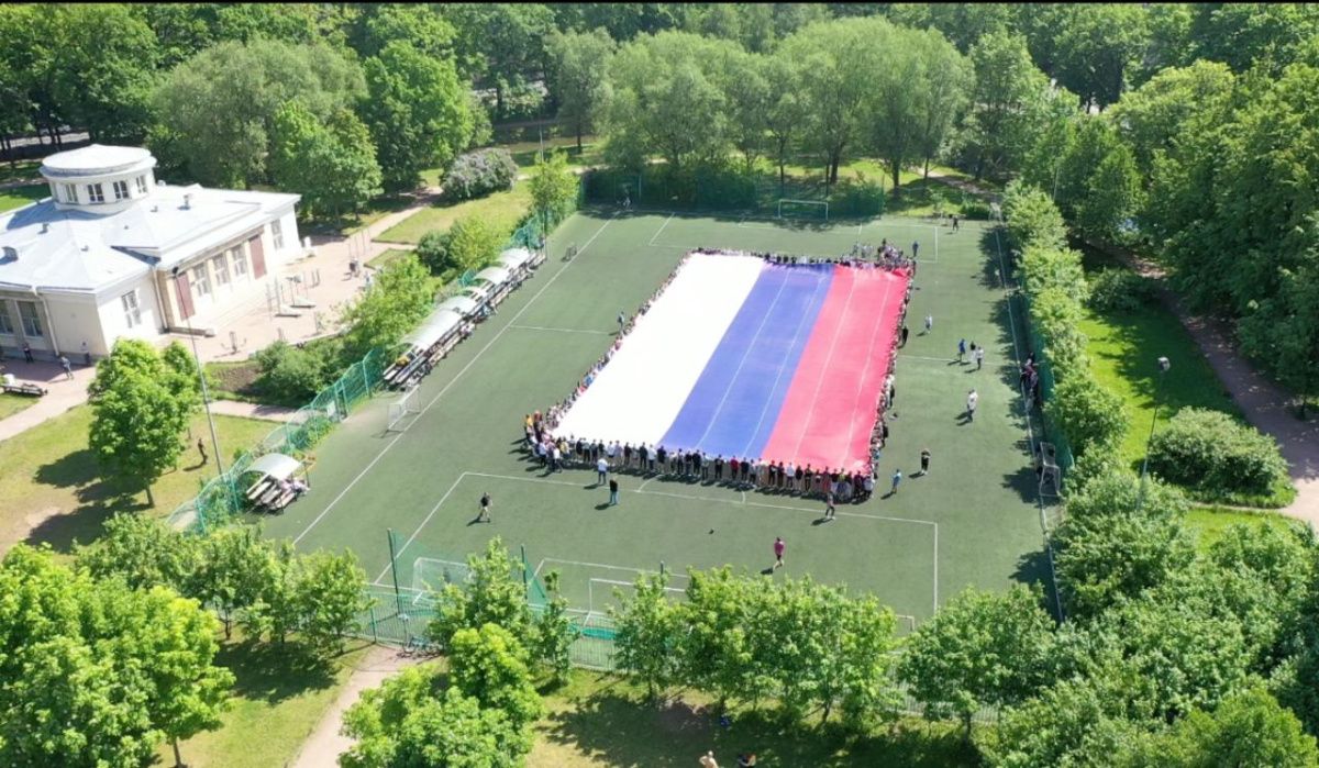 Молодёжь Петербурга отметила День России массовым флешмобом