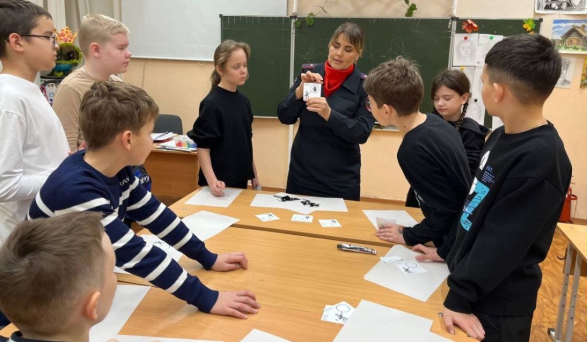 Полицейские и общественники приняли участие в Ярмарке профессий для школьников