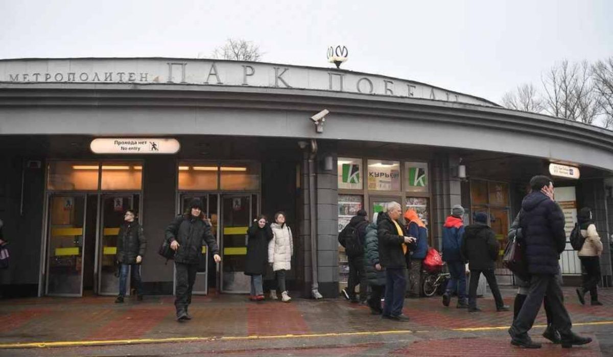 Станцию метро «Парк Победы» в Петербурге закрывают на реконструкцию