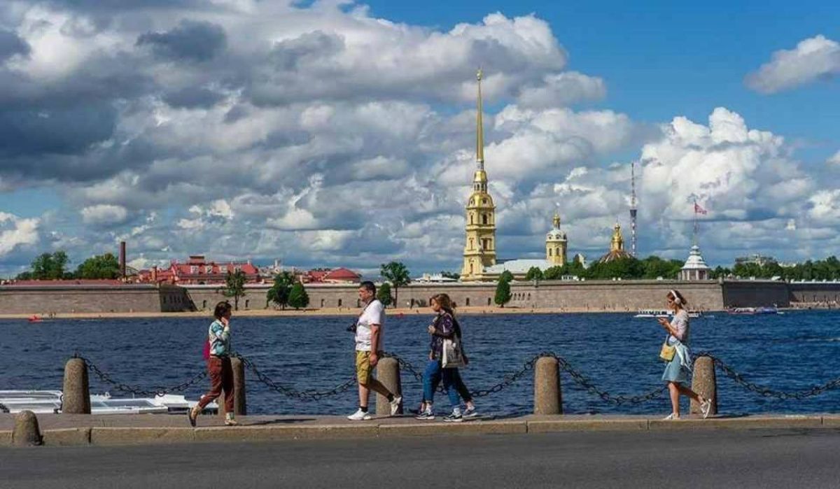 Солнечную и сухую погоду пообещали петербуржцам 23 июня