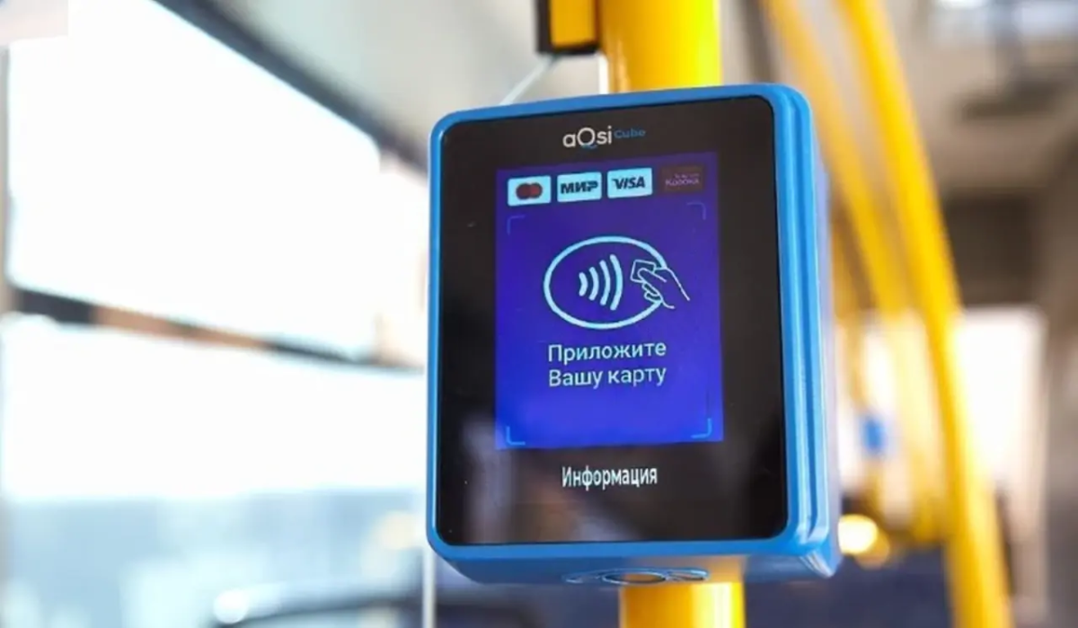 Жителей Омска начали обслуживать автобусы с валидаторами бескондукторной оплаты 