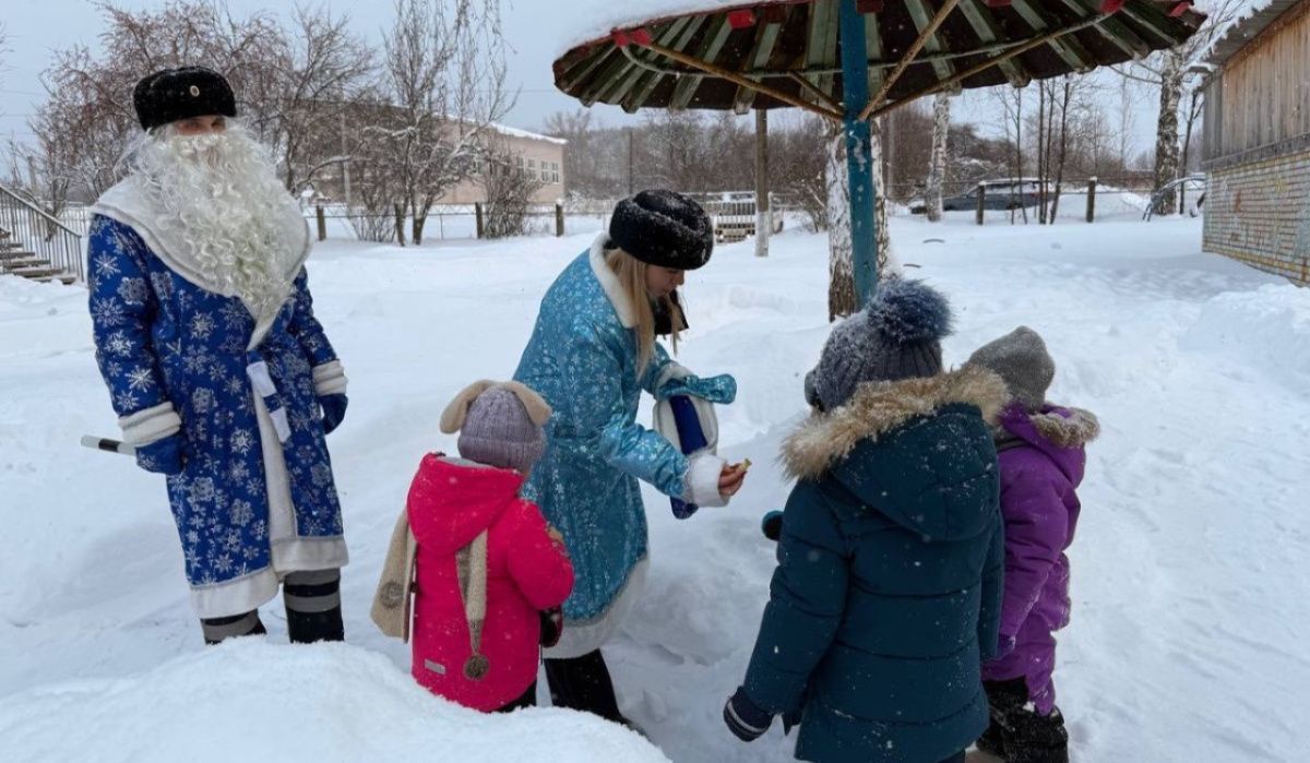 Полицейский Дед Мороз в Чайковском навестил детей в детском саду