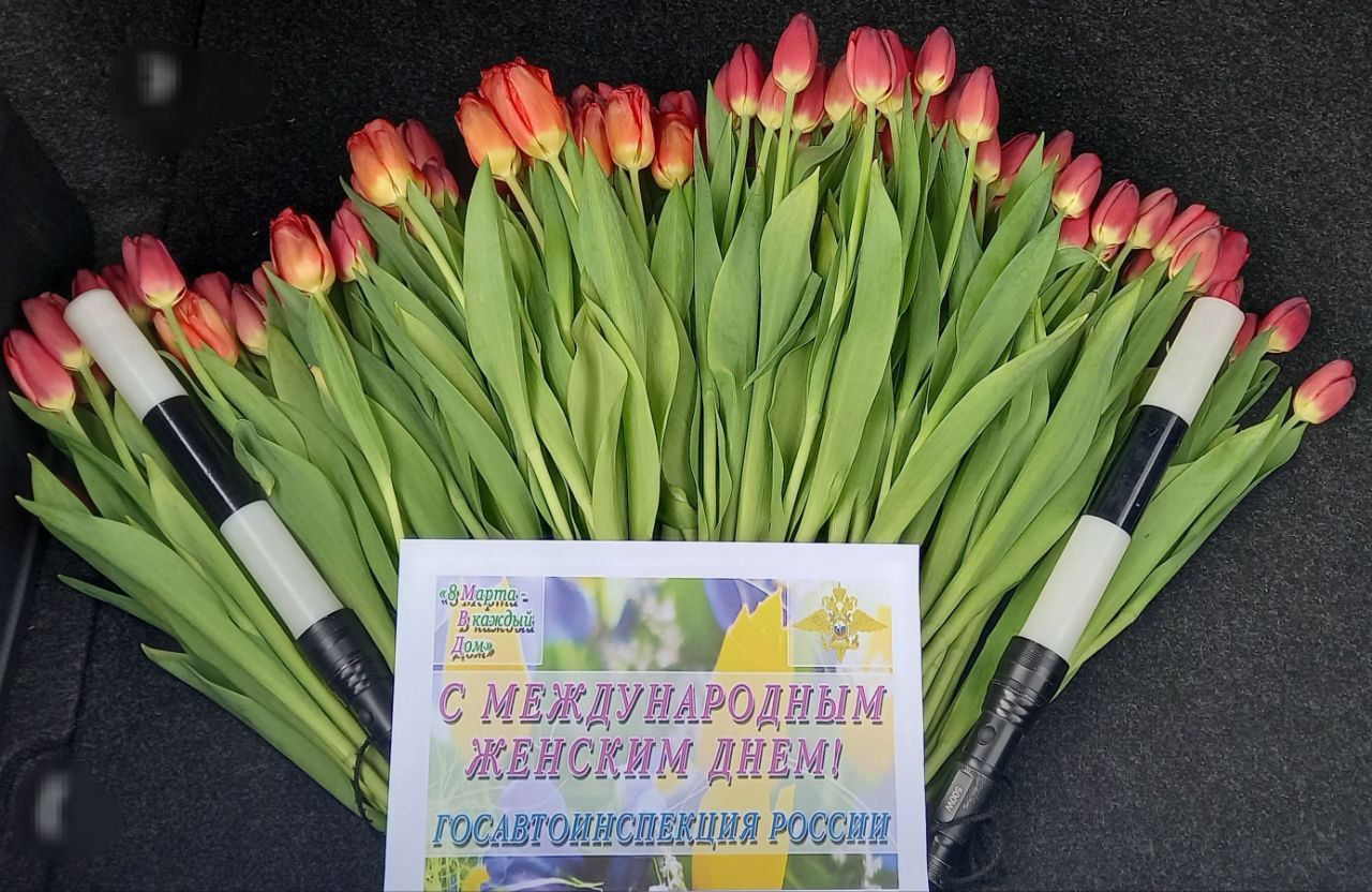 В Чайковском стражи вручали цветы автоледи
