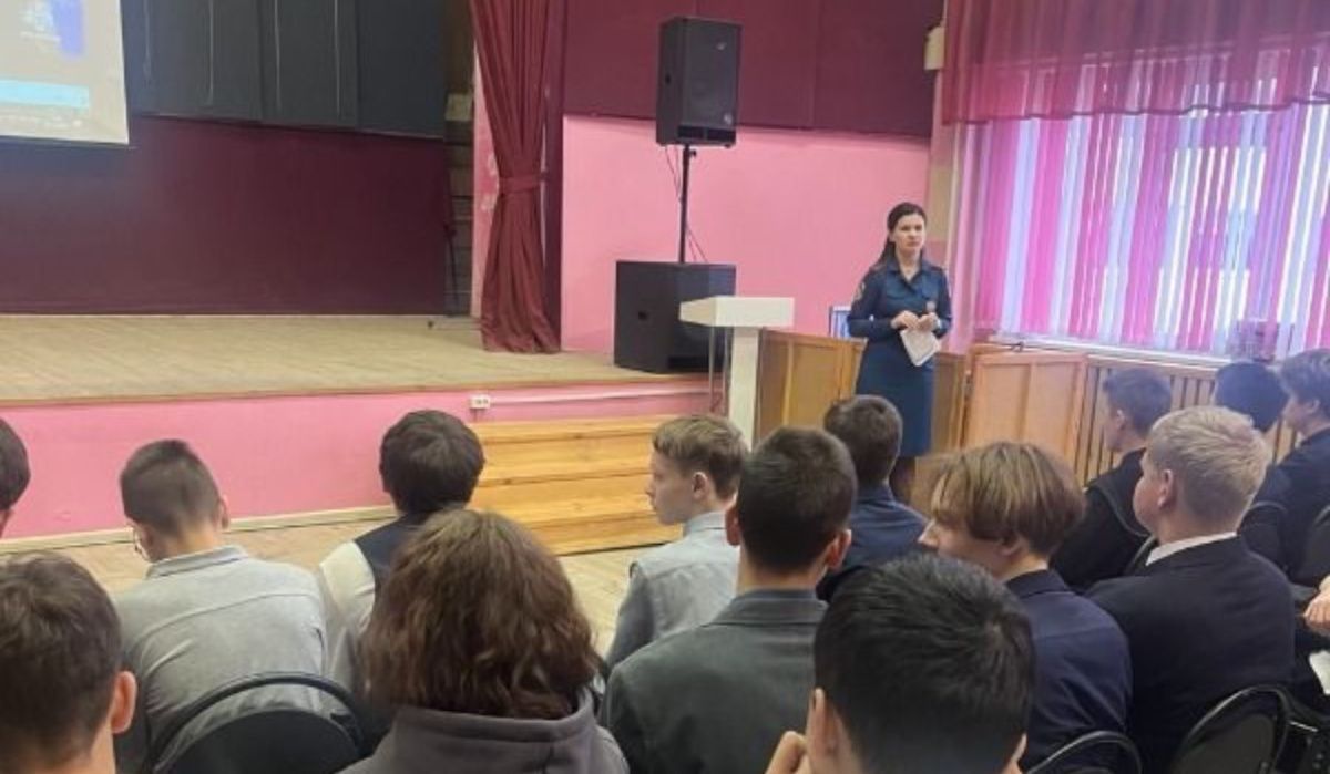 Сотрудники МЧС провели профориентационные встречи для молодежи