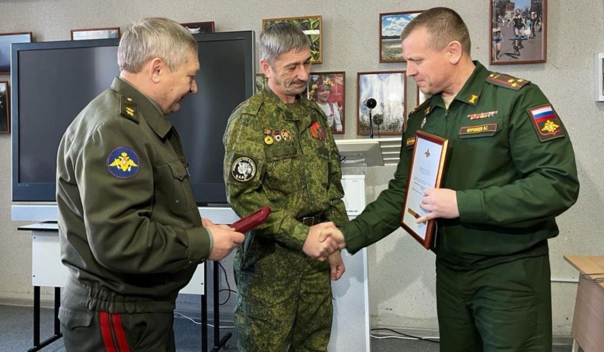 В Омске участника спецоперации наградили медалью &quot;За заслуги перед Отечеством&quot; II степени 