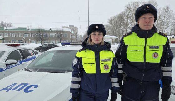 Инспекторы ДПС в Чайковском выручили водителя попавшего в беду в морозы