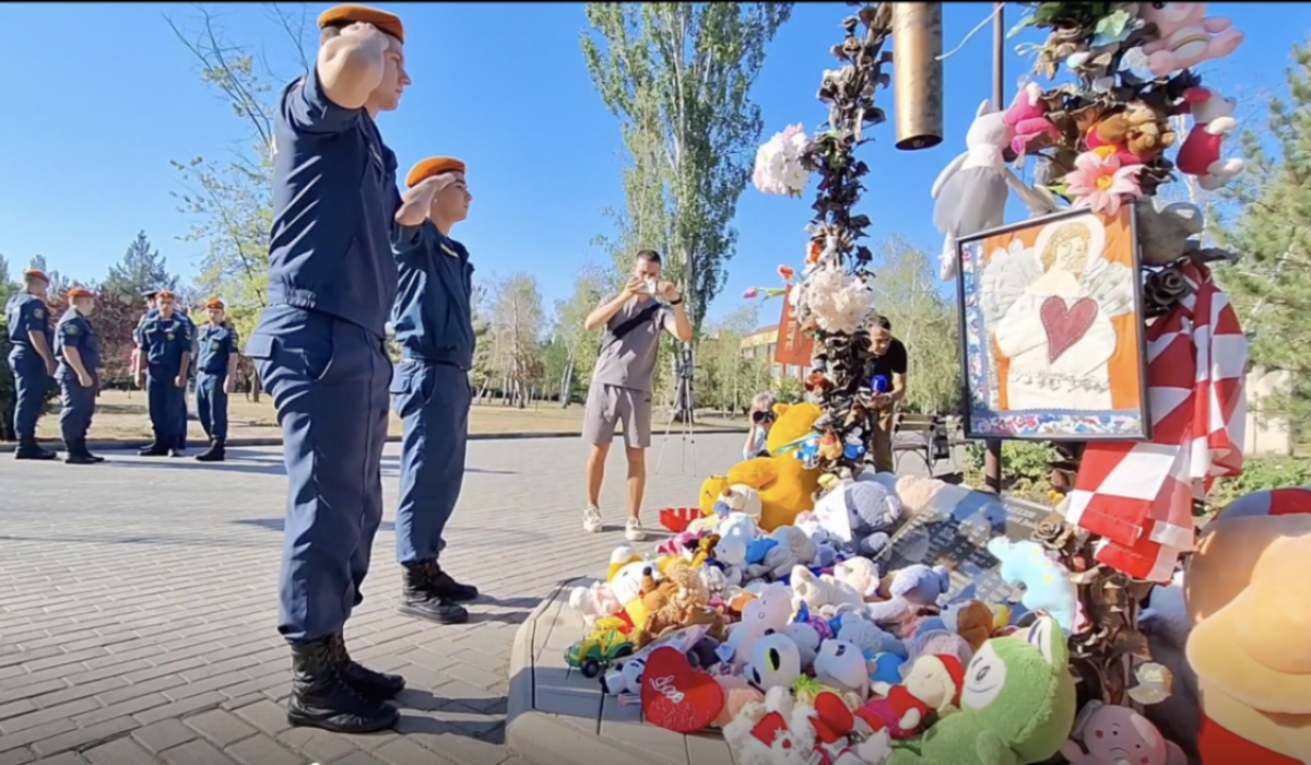 В Донецке почтили память детей - жертв войны, возложив цветы на Аллею ангелов