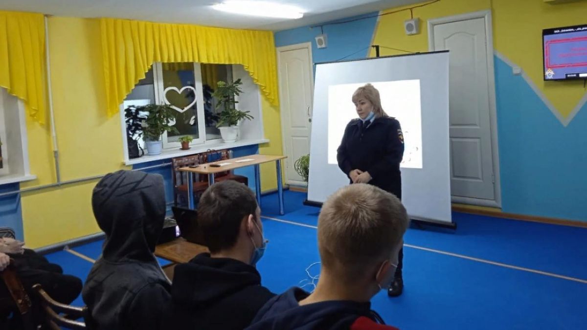 В Чайковском полицейские и общественники встретились со студентами 