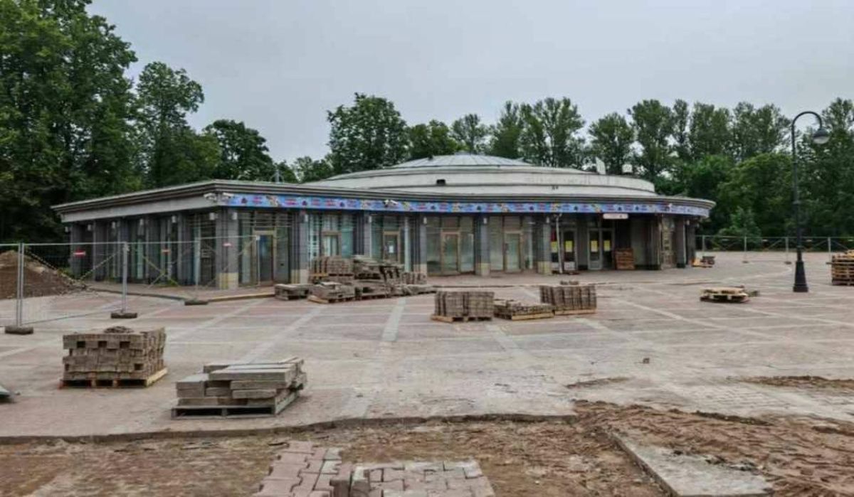 В Петербурге у вестибюля &quot;Парк Победы&quot; начали подготовку площадки для строительства