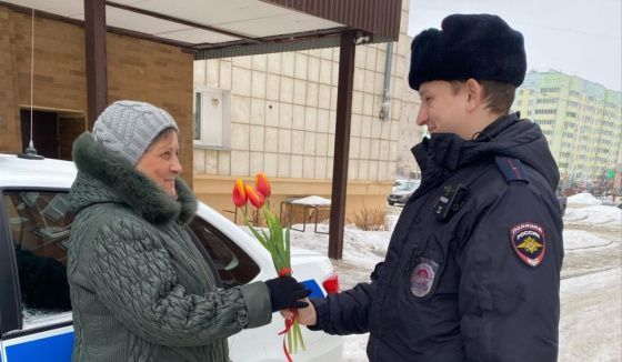 В Чайковском полиция и общественники поздравляют женщин с праздником