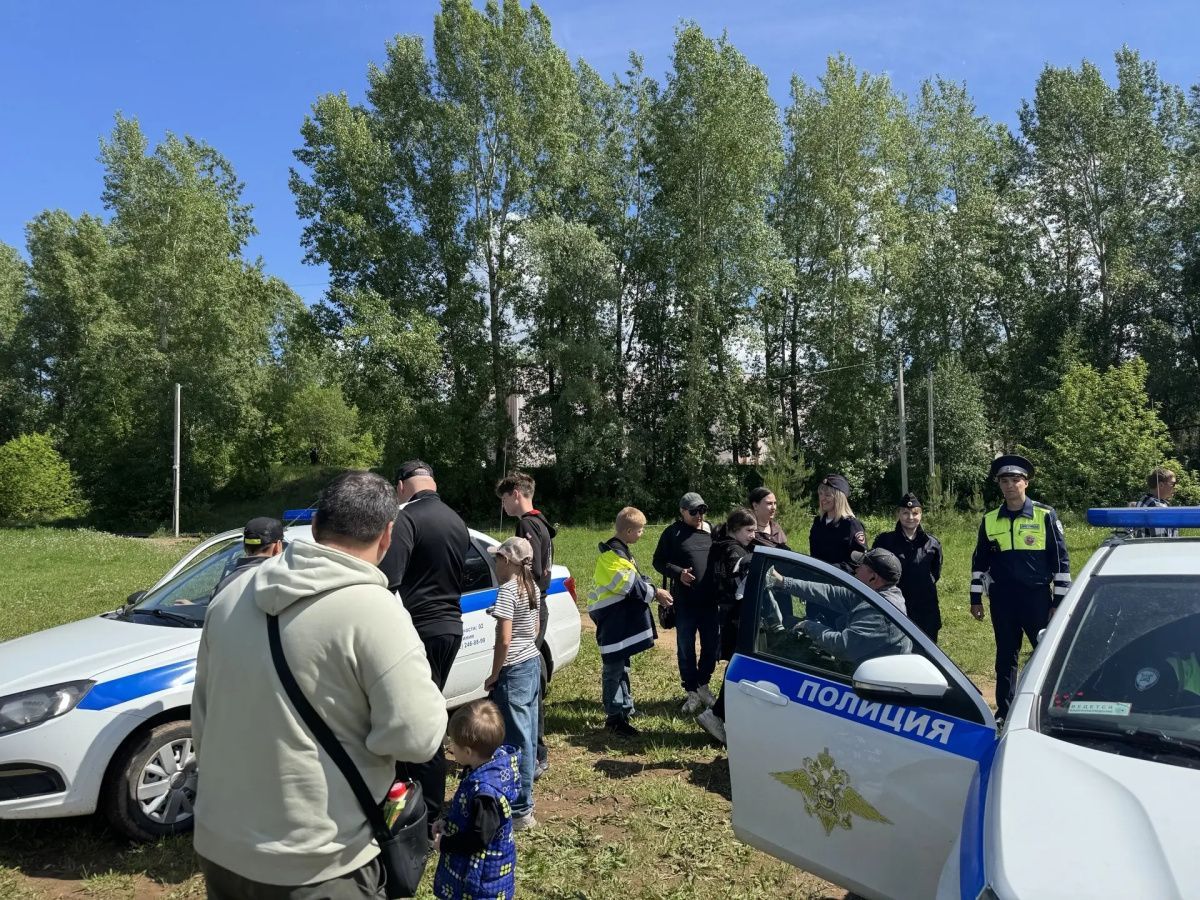 Полиция Чайковского провела для школьников экскурсию по автопарку на технофестивале