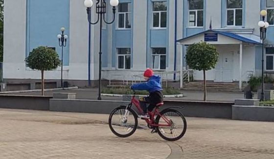 В Чайковском за два дня из подъездов похищены велосипед и детская коляска 