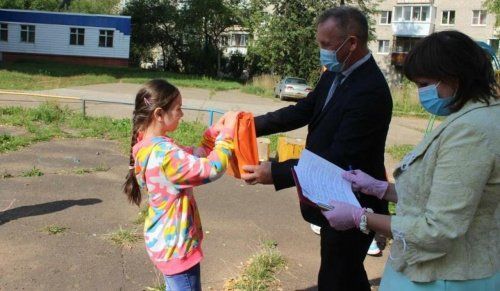 Сотрудники Воткинской ГЭС поздравили чайковских школьников с Днем знаний