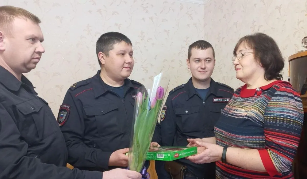 Чайковские полицейские и общественники присоединились к Всероссийской акции «8 марта в каждый дом»