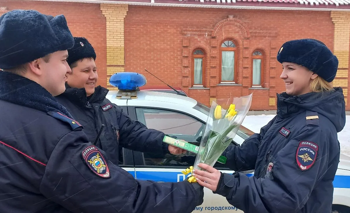 Чайковские полицейские и общественники присоединились к Всероссийской акции «8 марта в каждый дом»