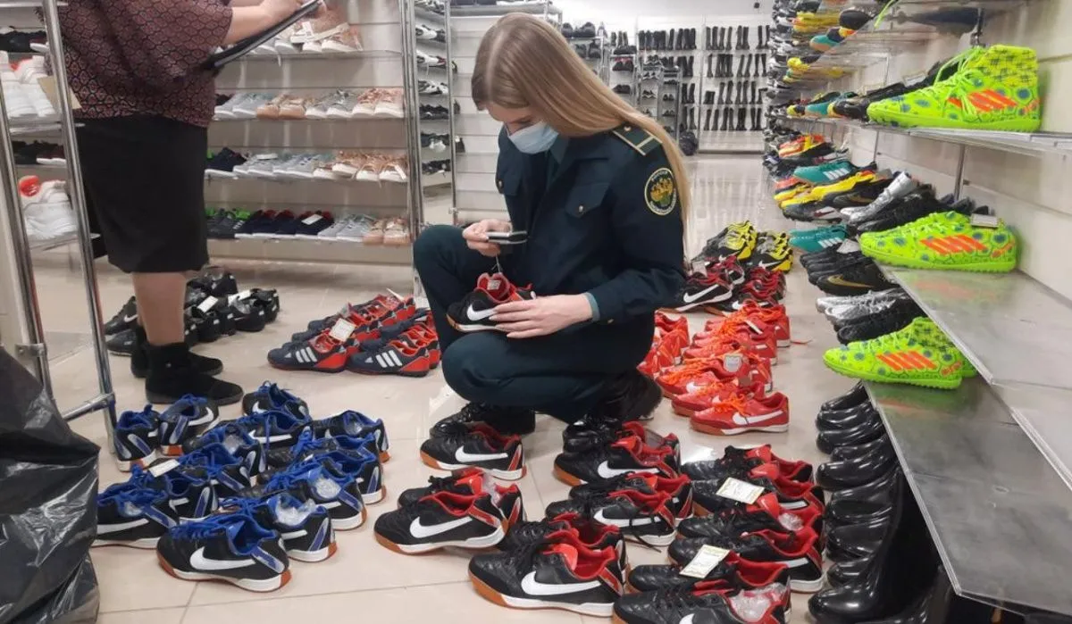 В Чайковском продавали контрафактную одежду и обувь