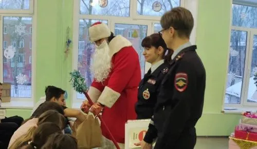 Чайковские полицейские поздравили детей с Новым годом и Рождеством