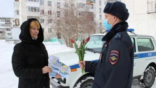 Чайковские полицейские присоединились к акции "8 Марта - в каждый дом" 