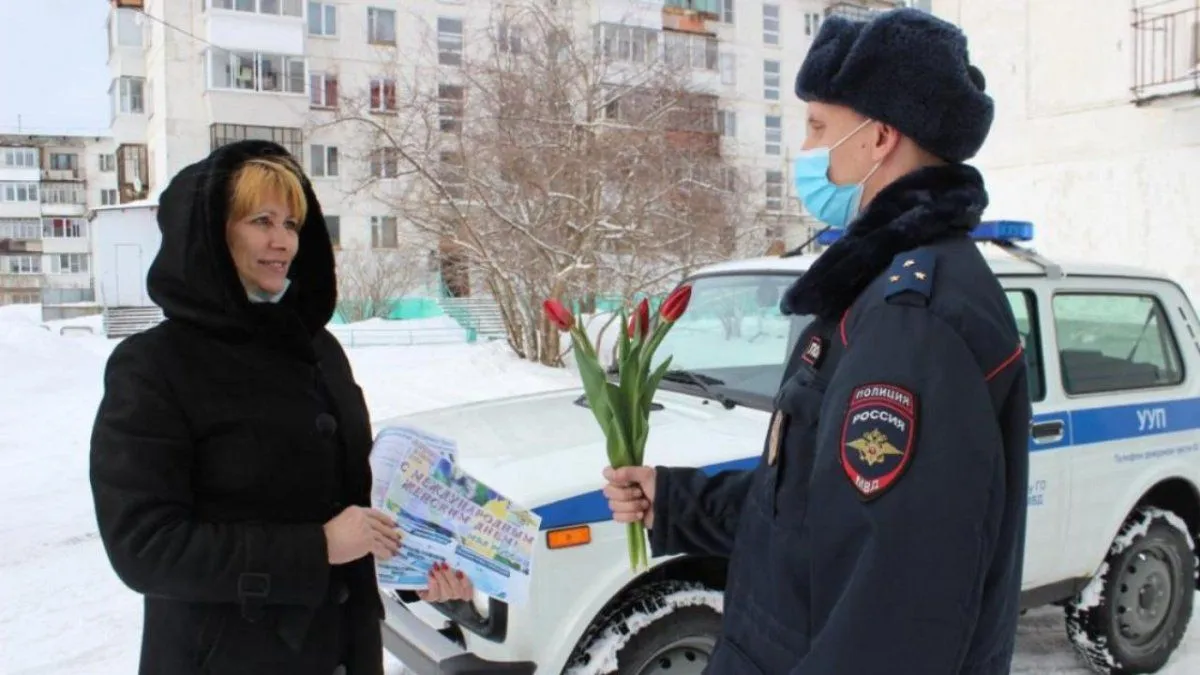 Чайковские полицейские присоединились к акции "8 Марта - в каждый дом" 